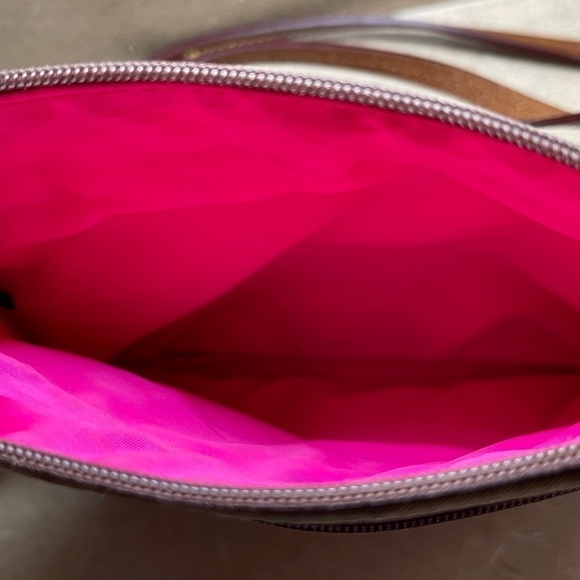 DOONEY & BOURKE, CROSSBODY BAG. NYLON EXTERIOR WITH BROWN LEATHER TRIM. - Picture 2 of 8